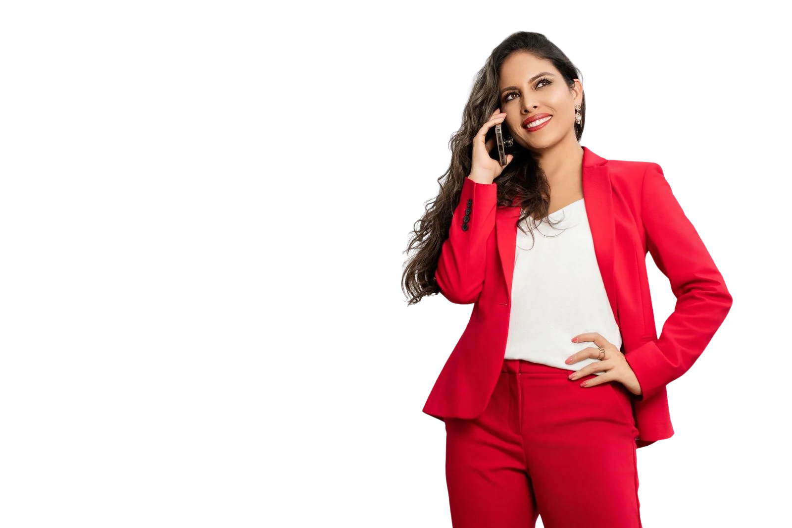Cynthia Maria con traje rojo en un entorno profesional